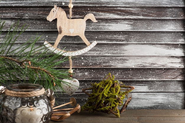 Photo décor de sapin de noël, cheval et ski de style scandinave