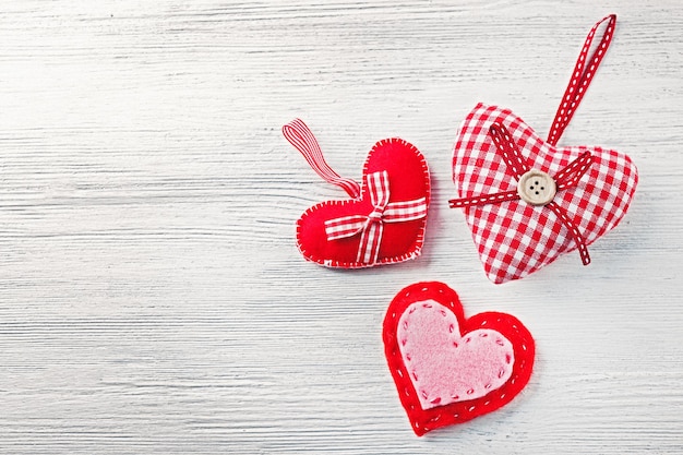 Décor de St Valentin sur fond de bois clair