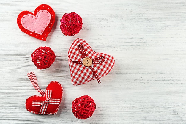 Décor de St Valentin sur fond de bois clair