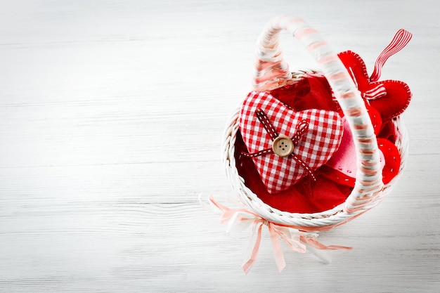 Décor de St Valentin sur fond de bois clair