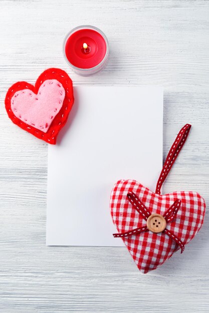 Décor de St Valentin sur fond de bois clair