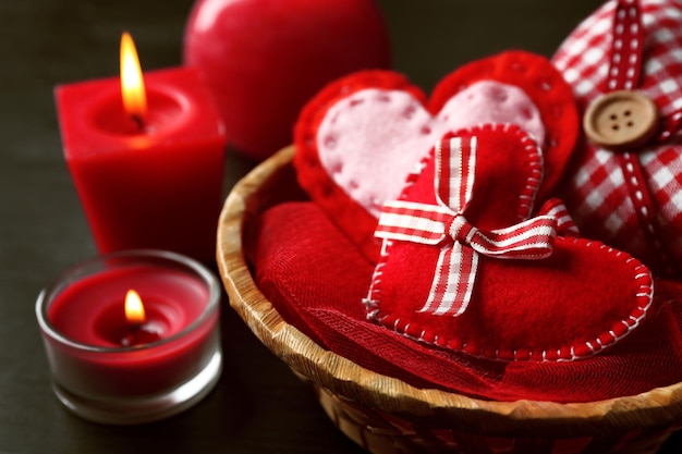 Décor de St Valentin sur fond de bois, gros plan