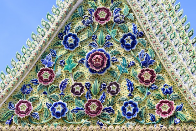 Décor en stuc installé sur le pignon du temple bouddhiste