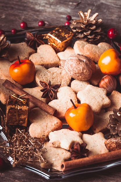 Décor sucré de Noël - biscuits, pomme et épices sur le plateau