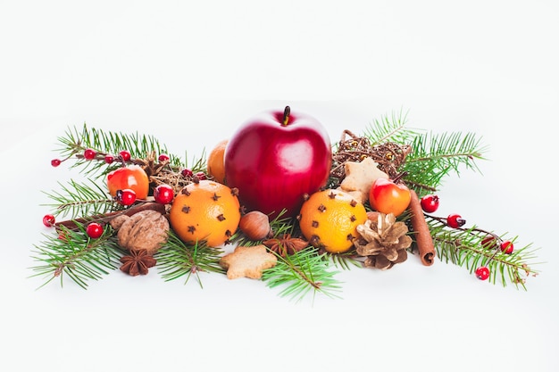 Décor sucré de Noël - sapin et mandarines, pomme et épices