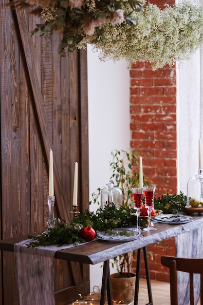 décor de table design. style rustique. les verres sont sur la table