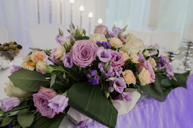 Décor sur une table de mariage dans un restaurant