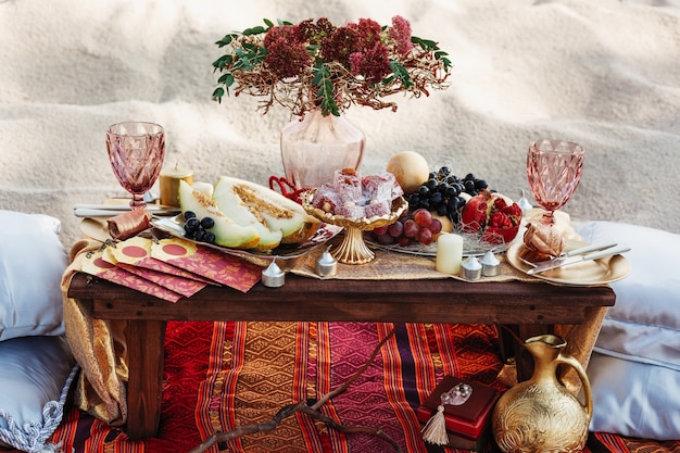 décor d'une table de mariage sur la plage