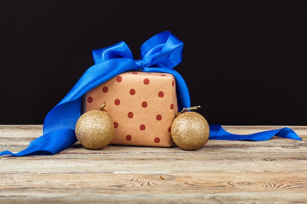 Décor de table de Noël avec un coffret cadeau