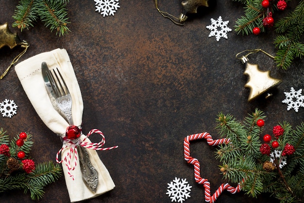 Décor de table de Noël sur fond de pierre sombre Vue de dessus à plat avec espace de copie