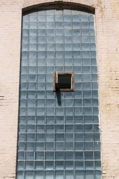 Décor vitré d'un immeuble en brique
