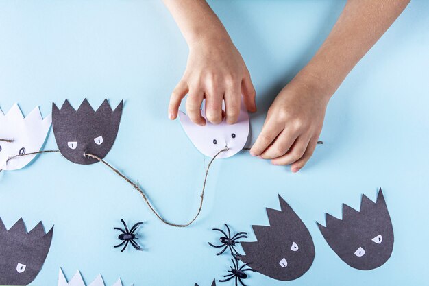 Décorarion d'Halloween. Concept DIY et créativité des enfants.