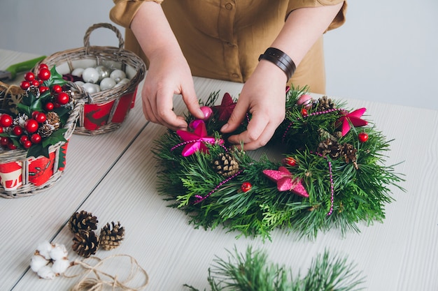 Décorateur de fleuriste faisant la guirlande de Noël