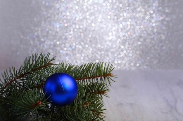 Décoratif avec des branches de sapin et des boules bleues sur l'argent. Carte de Noël Holiday Concept