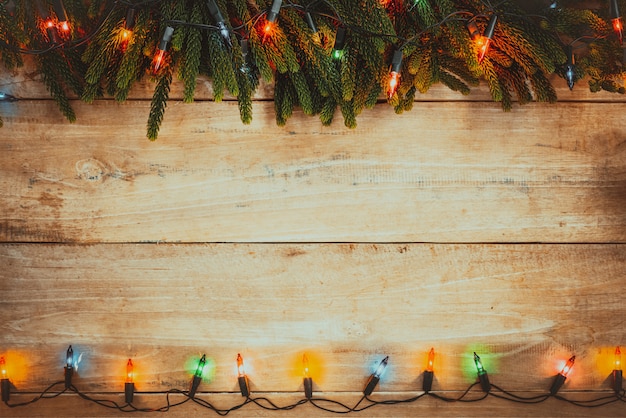 Décoration de l&#39;ampoule des lumières de Noël vintage sur une vieille planche de bois.