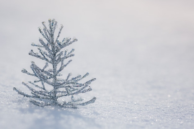 Décoration d'arbre de Noël en argent sur de la vraie neige à l'extérieur. Concept de vacances d'hiver