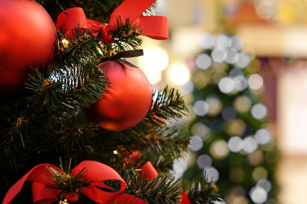 Photo décoration d'arbre de noël boule rouge avec arrière-plan flou bokeh