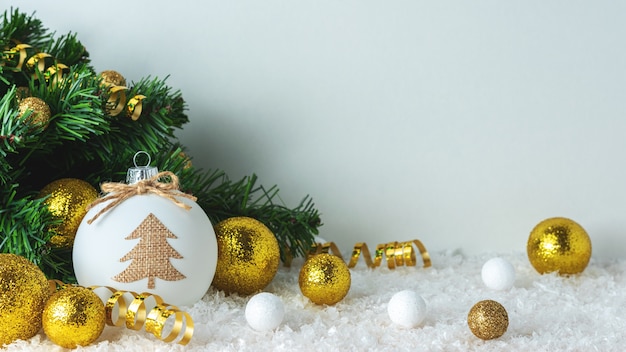 Décoration d'arbre de Noël et de boules sur la neige