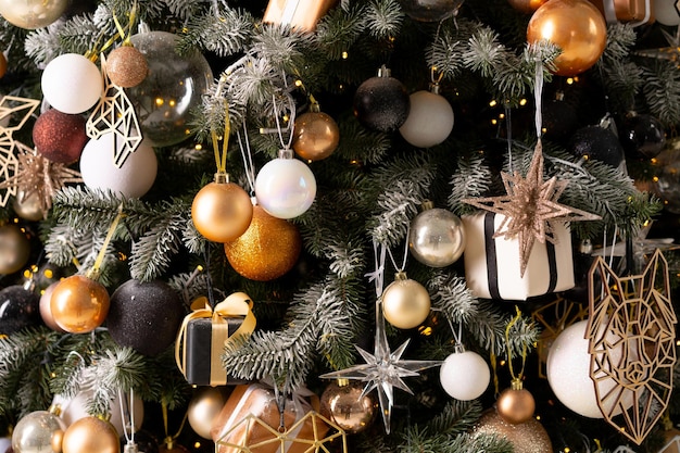 Décoration d'arbre de Noël close up background Guirlande boules lumières illuminées