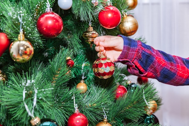 Décoration de l'arbre de Noël sur fond blanc