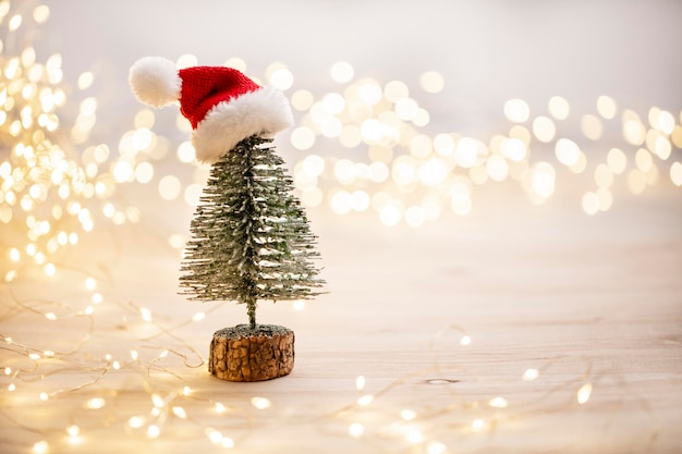 Décoration d'arbre de Noël sur fond flou.