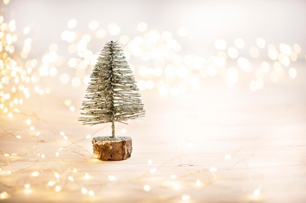 Décoration d'arbre de Noël sur fond flou.