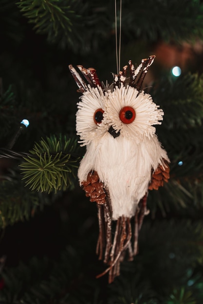 Décoration d'arbre de Noël - hibou blanc aux yeux bruns, Joyeux Noël, vaisseau spatial, bokeh,