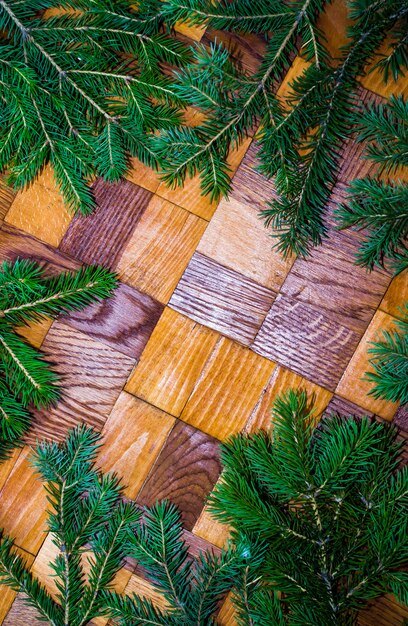 Décoration d'arbre de Noël isolé sur fond de bois