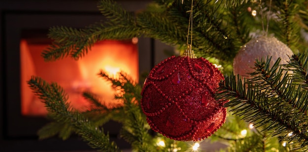 Décoration d'arbre de Noël et lumières vue rapprochée fond de cheminée brûlante
