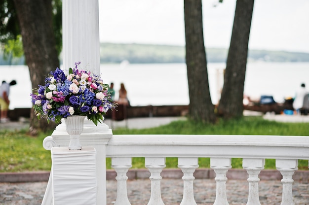 Décoration D'arc De Mariage Avec Des Fleurs Violettes Et Violettes