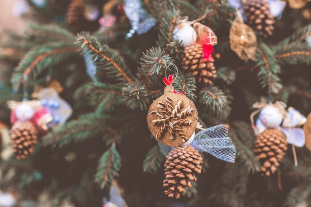 Décoration artisanale faite main faite de pâtes et pommes de pin sur un arbre de Noël