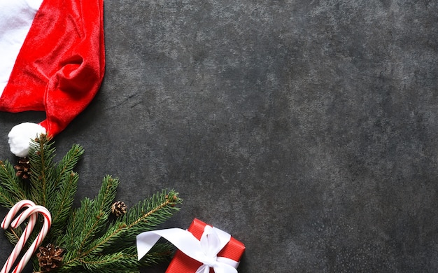 Décoration au sapin et cadeaux sur fond noir.