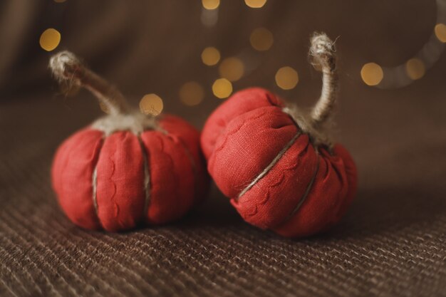 Décoration d'automne confortable avec des citrouilles en tissu Concept de Thanksgiving et d'Halloween