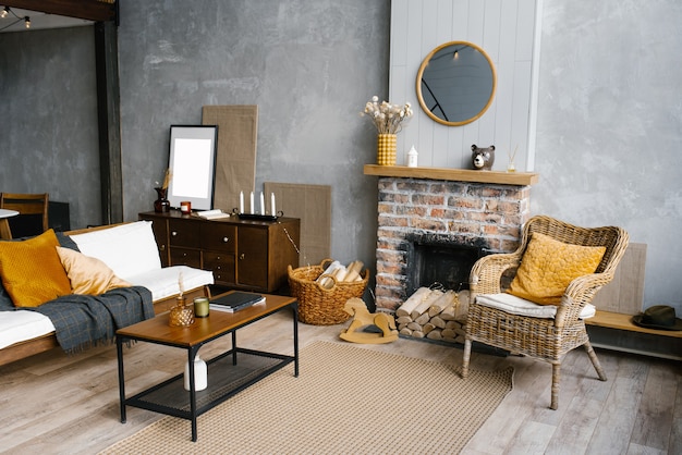 Décoration d'automne élégante en gris et or dans une maison scandinave rustique