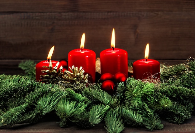 Décoration de l'Avent avec quatre bougies allumées rouges. fond de vacances. mise au point sélective, image tonique de style vintage