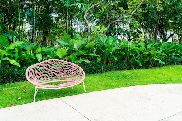 décoration de banc vide dans le parc de jardin