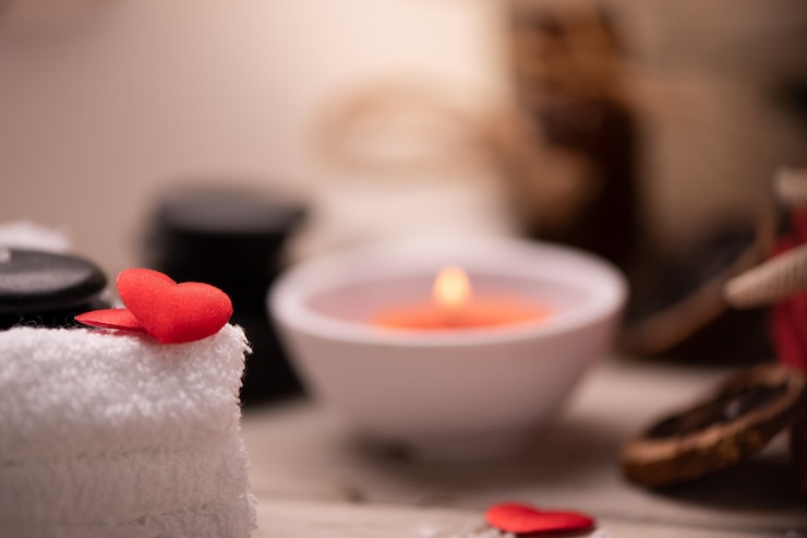 Photo décoration bien-être le jour de la saint-valentin avec des bougies et des pierres