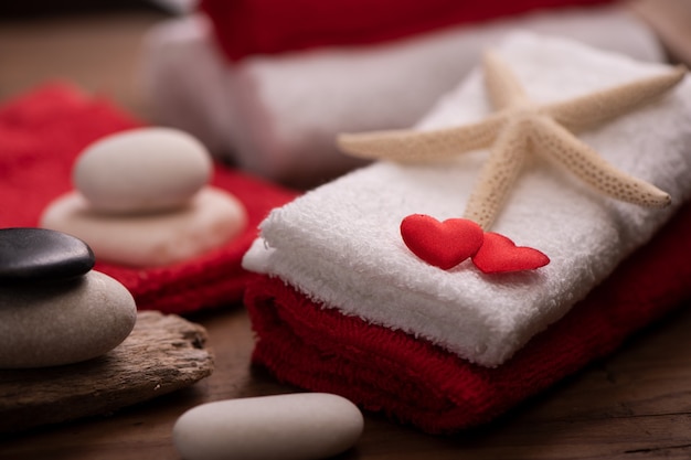 Décoration bien-être le jour de la Saint-Valentin avec des serviettes et des pierres