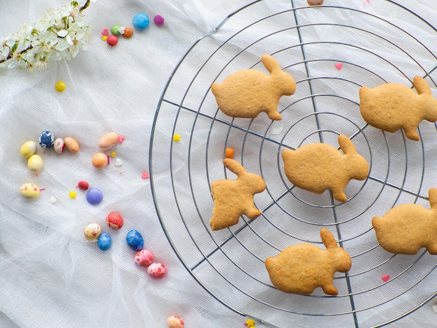 La décoration des biscuits de Pâques