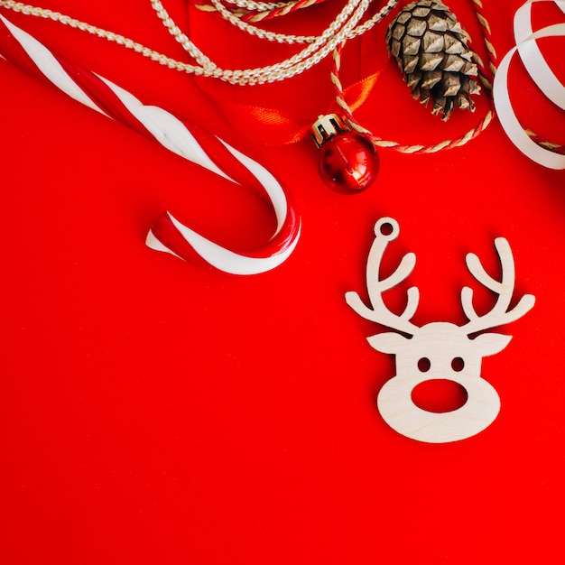 Décoration en bois sur le sapin de Noël sous la forme d&#39;un renne sur fond rouge