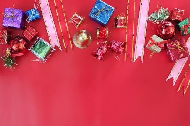 Décoration de boîte de Noël sur le sol rouge. Vue de dessus et espace de copie.