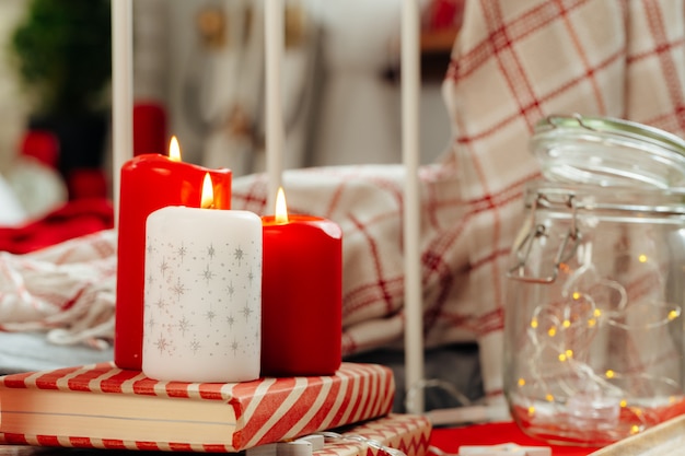 Décoration de bougies de Noël rouges et blanches