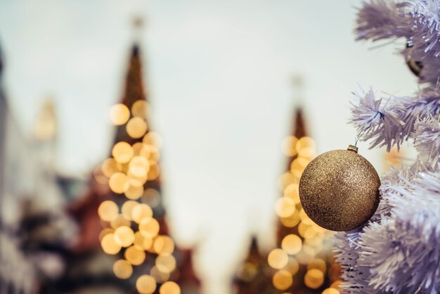 décoration de boule de Noël sur l&#39;arbre de Noël