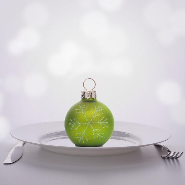 Décoration boule de Noël sur assiette