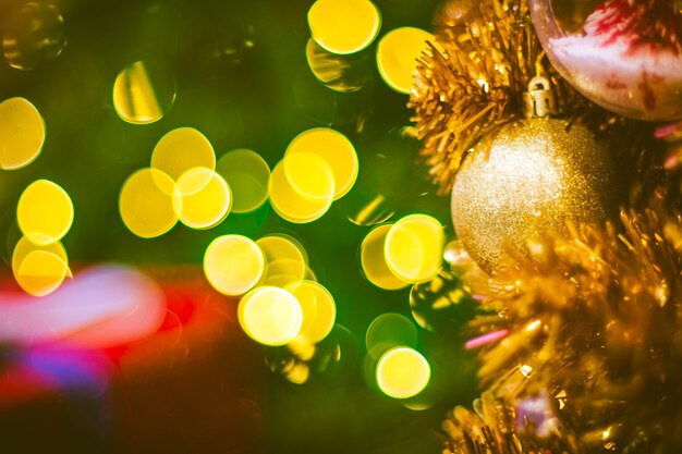 Décoration de boule de Noël sur fond jaune. Arrière-plan flou flou coloré. fond de noël