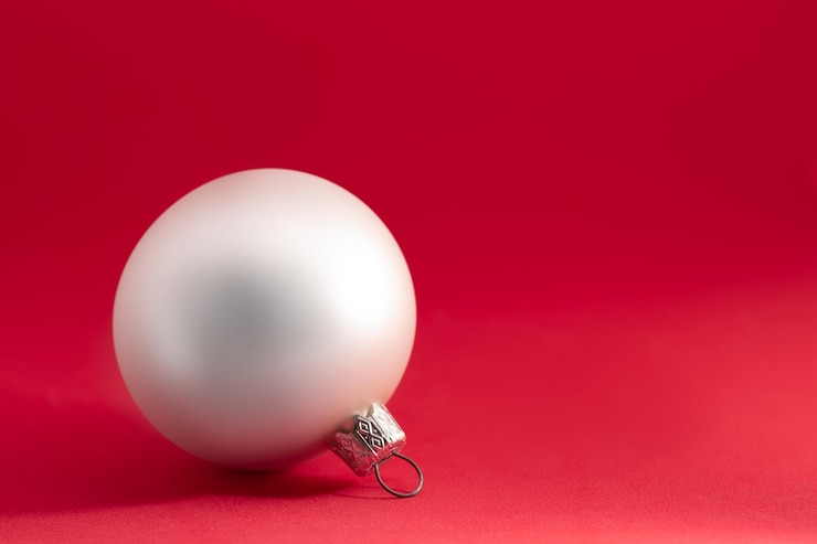 Photo décoration de boule de noël sur fond rouge avec espace de copie carte de vœux de la nouvelle année