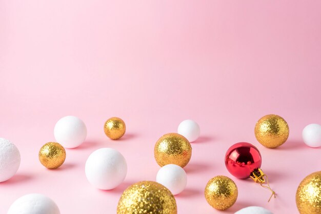 Décoration boule de paillettes dorées et blanches avec boule de Noël rouge