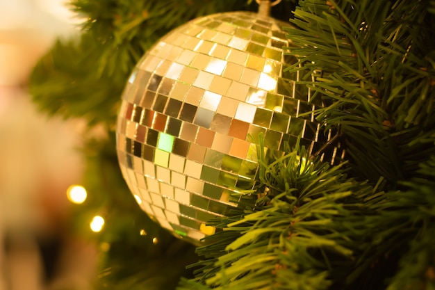 Décoration de boule de paillettes de Noël sur fond de bokeh