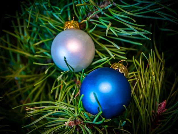 Décoration boules colorées du sapin de Noël