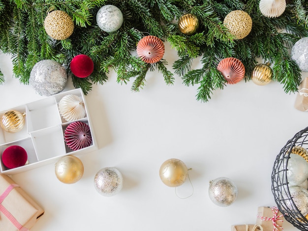 Décoration avec des boules de Noël pour Noël ou nouvel an. Une variété de décorations de Noël et de branches de sapin. Vue de dessus.